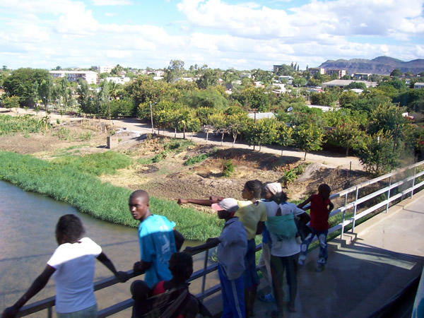 Pedestrians on Tete Bridge