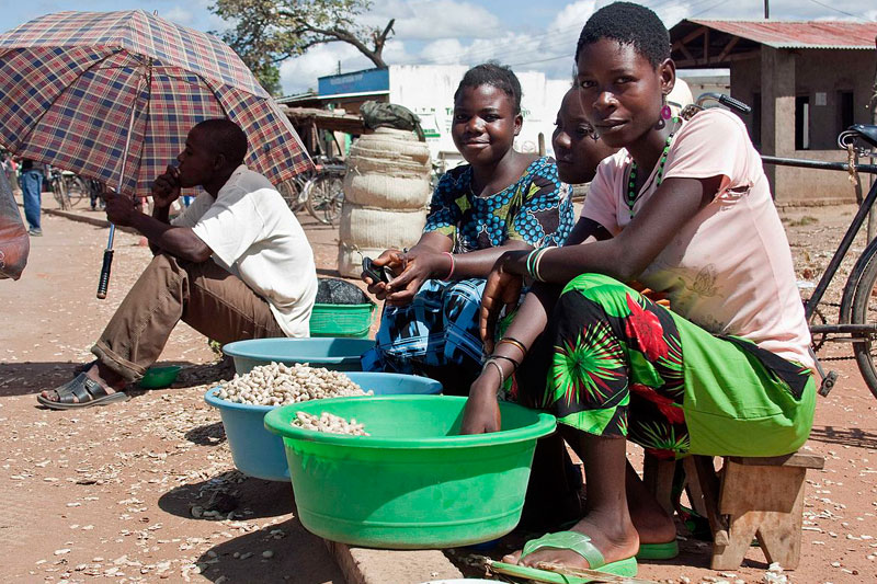 Women selling groundnuts in Salima